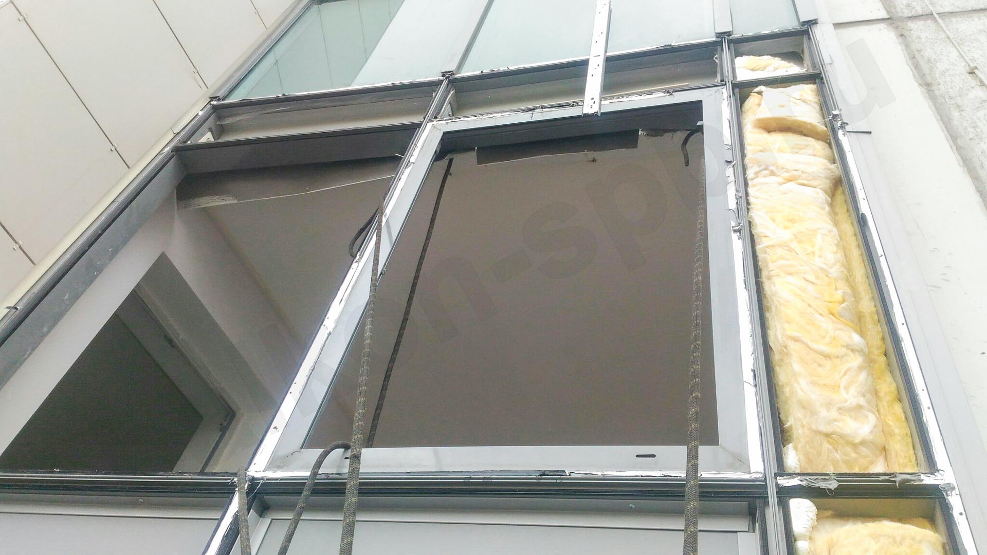 установка пластикового окна в алюминиевый фасад